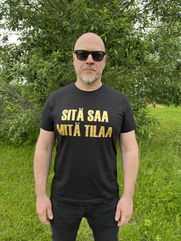 T-paita "SITÄ SAA MITÄ TILAA" -kultainen teksti