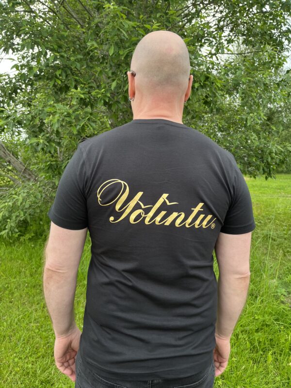 T-paita "SITÄ SAA MITÄ TILAA" -kultainen teksti - Image 2