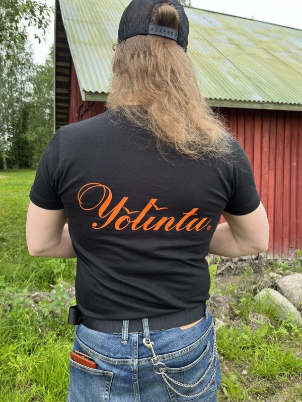 T-paita "EN OLE PYHIMYS" musta - Image 2