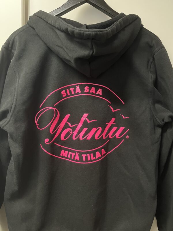 Huppari "SITÄ SAA MITÄ TILAA" musta pinkillä tekstillä